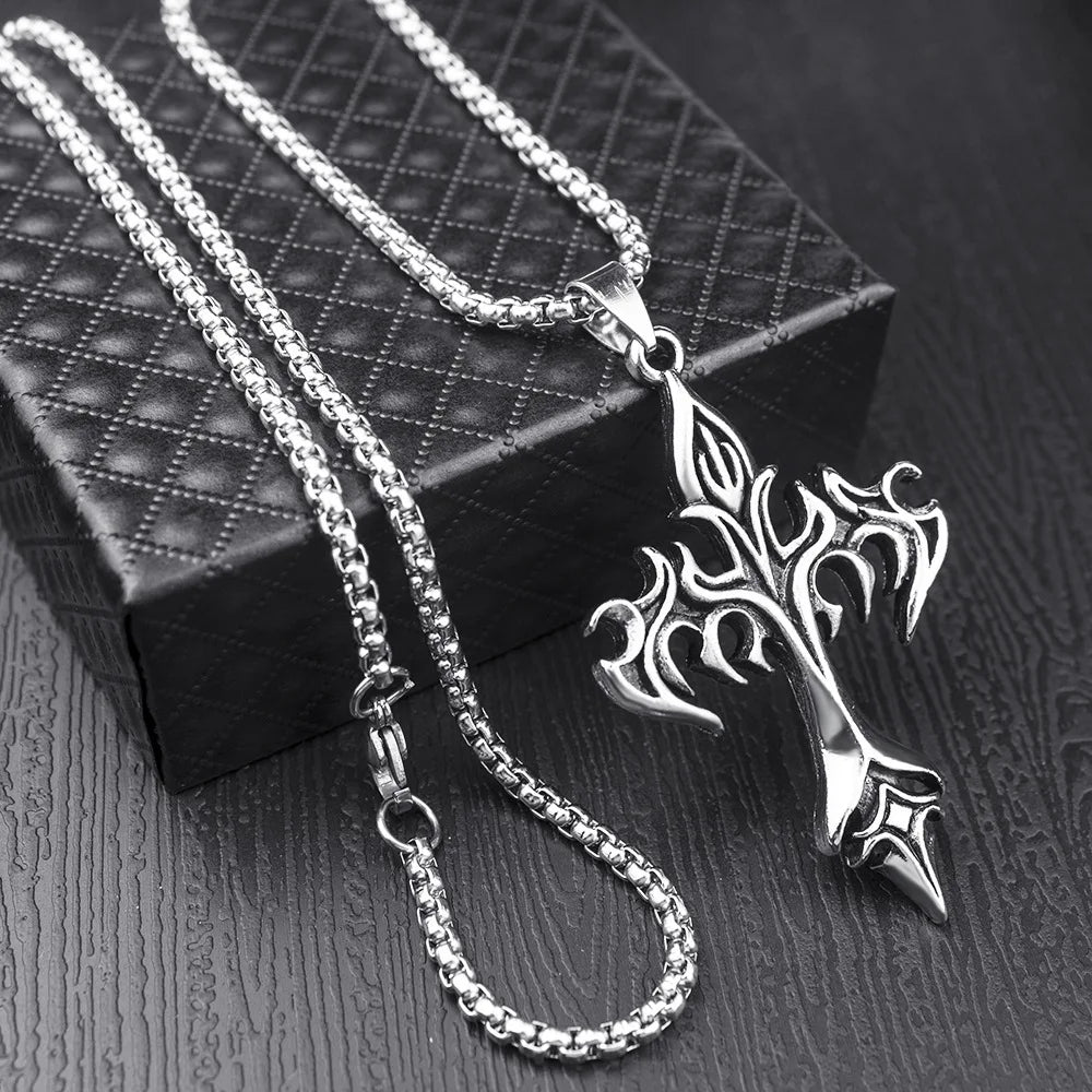 Collar con colgante de Cruz en llamas